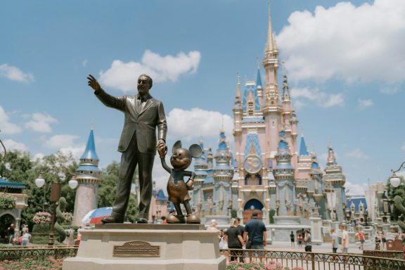 Orlando Estatua de Walt Disney y Mickey Mouse enfrente del castillo de Disneyland.