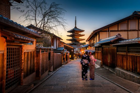 Japón Paseo tranquilo con casas tradicionales y una pagoda al atardecer en Japón.
